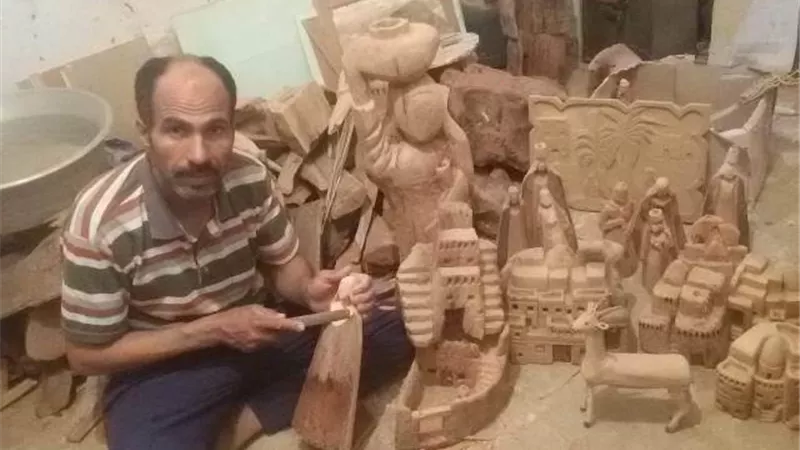 بالصور.. 20عاما من النقش على جذوع النخيل بددت حلم أقدم نحات بالوادى الجديد