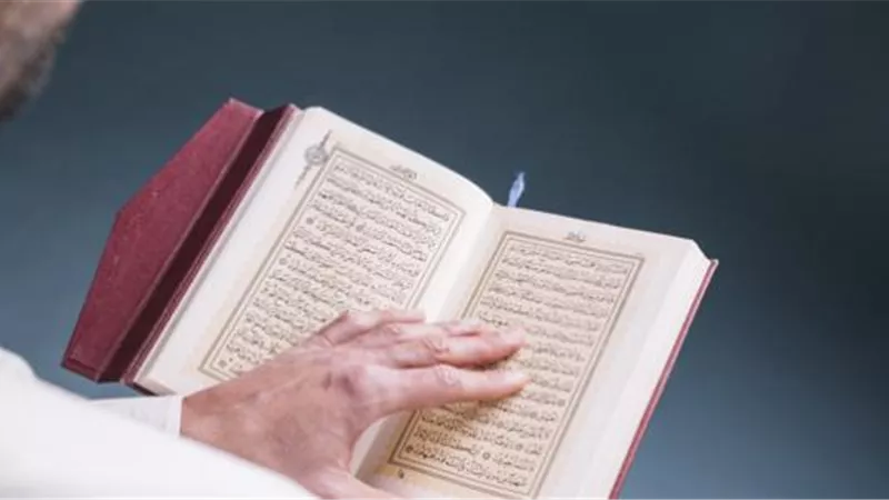 الإفتاء تحذر من تلاوة القرآن الكريم بوسائل المواصلات في هذه الحالة