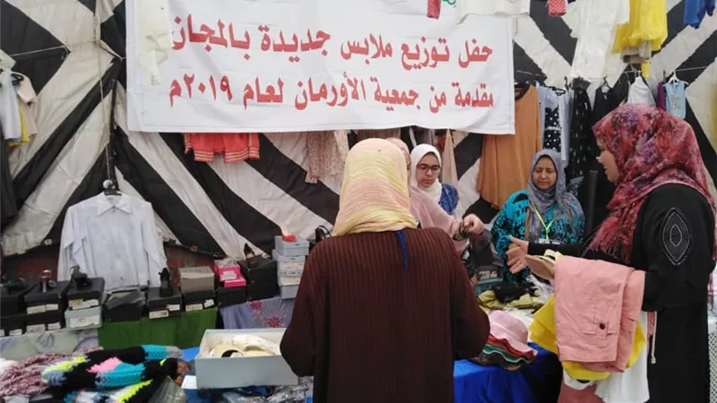 محافظ كفرالشيخ...توزيع 1500 قطعة ملابس لغير القادرين ببيلا