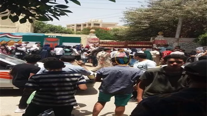 طلاب التابليت اعتراضو ا بالفشن