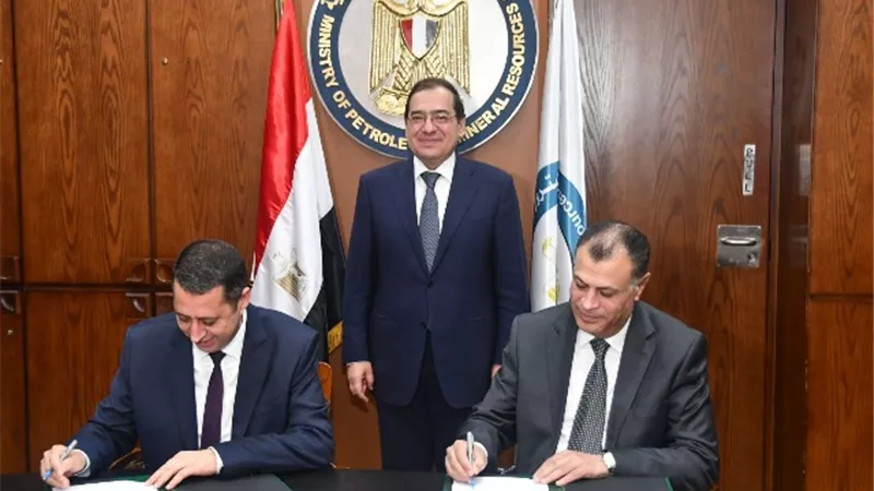 الملا يشهد توقيع اتفاق لتطوير وتحديث كفاءة الكوادر البشرية بـ