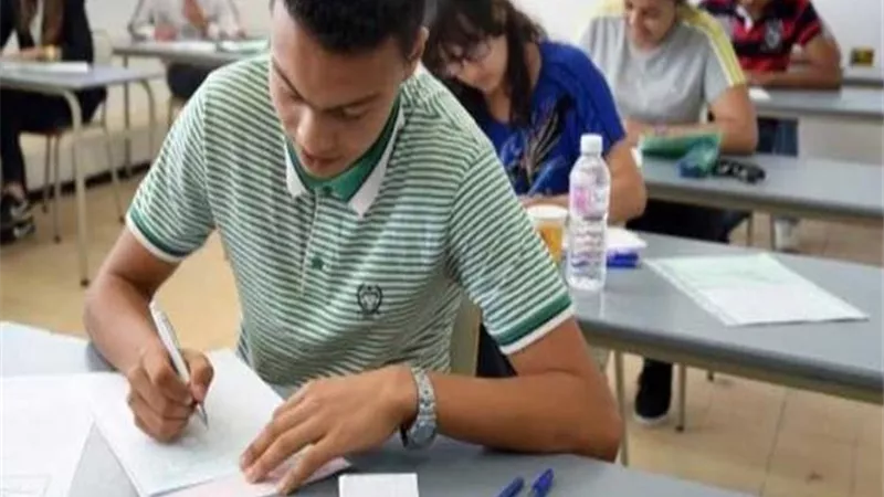 اعتراض المئات من طلاب الصف الاول الثانوى بسبب سقوط السيستم بقنا
