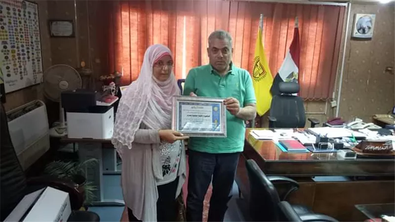 رئيس مدينة أشمون يكرم الطبيبة عائشة محرم لتفانيها في العمل