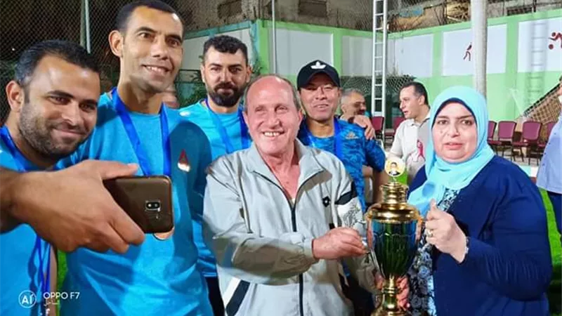 كهرباء القناة تفوز بالمركز الثالث فى البطولة الرمضانية والسيد يتسلم الكأس من سويلم