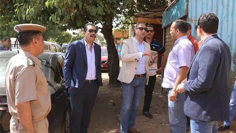 جولة مفاجئة لمحافظ سوهاج على قرية 