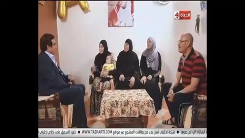 جورج قرداحي يسلم مواطنة من مساكن الزلزال جائزة 