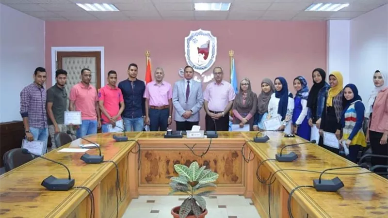 تكريم ٢٢ طالب بكلية الآثار بسوهاج لتميزهم في الحرف اليدوية