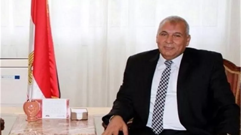 محافظ الوادي الجديد يمنح عمرة لمسنة لتميزها في الدراسة