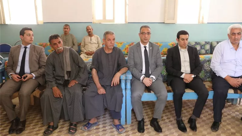 محافظ سوهاج يؤدي واجب العزاء لأسرة الشهيد عمار السيد فرغل