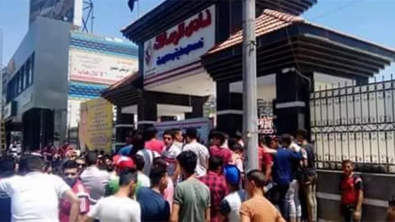 جماهير الزمالك تحطم زجاج بوابة النادي