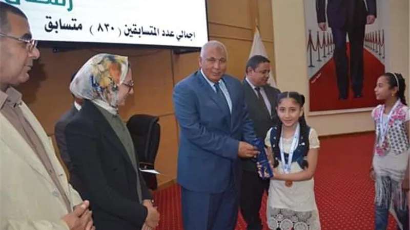 محافظ الوادي الجديد يكرم الطلاب الفائزين بمسابقة تحدي القراءة العربي.. صور