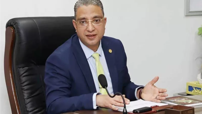 الأنصارى يطالب عمال النظافة بالعمل ليلاً لمواجهة الطقس السيئ
