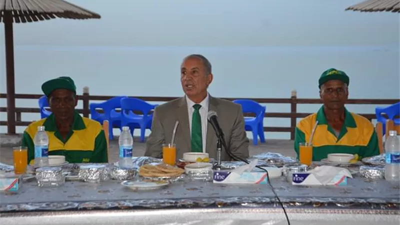محافظ البحر الأحمر يشارك عمال النظافة إفطارهم الجماعي