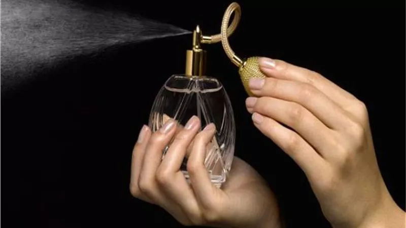 ما حكم استخدام العطور في نهار رمضان للتطيب؟