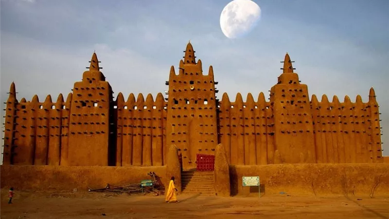 مسجد جينية بمالي .. أسرار تغطيته بالطين والتبن كل عام