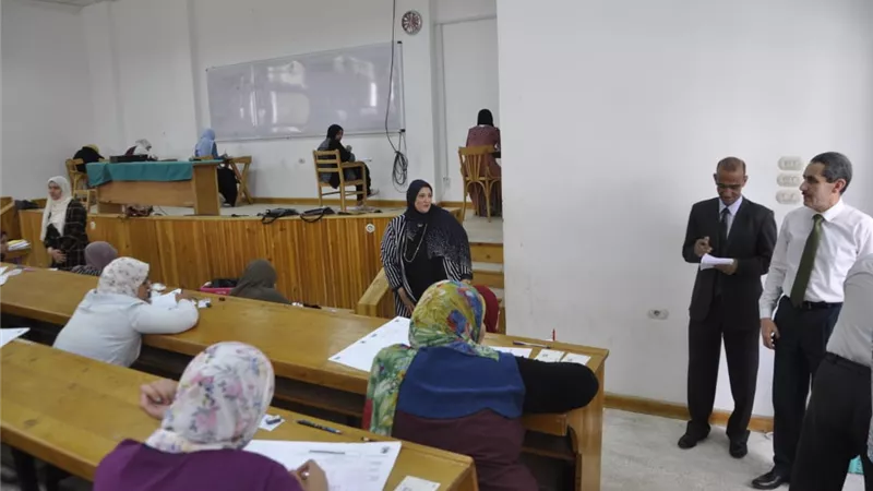 رئيس جامعة قناة السويس يتفقد امتحانات الآداب و التربية