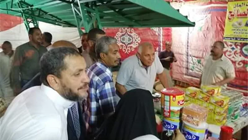 محافظ الوادى الجديد يتفقد معرض أهلاً رمضان بالداخلة