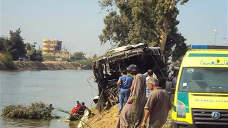 اصابة أسره ليبية فى انقلاب سيارتهم بترعه ببنى سويف