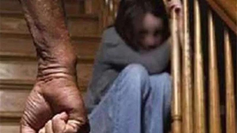 يخنق أطفاله الخمسة ويبرر جريمته: أولادي الصغار خانونى