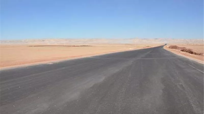 تعمير الوادي الجديد يستكمل رصف المرحلة الثانية من محور تنيدة – منفلوط بـ585 مليون جنيه