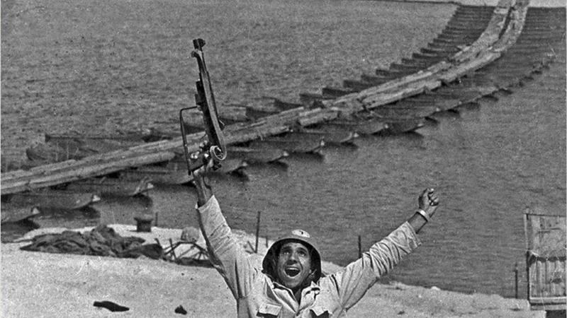 «المهن التعليمية» تنظم حفل تكريم صاحب أشهر صورة في حرب أكتوبر