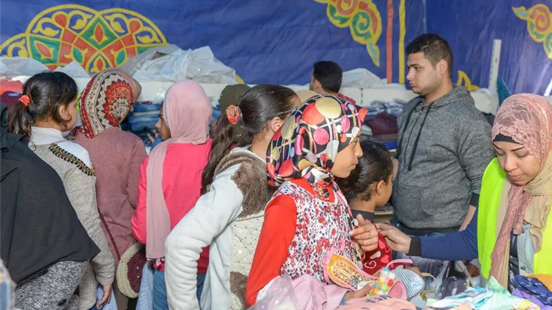 الأورمان تنظم معرضًا لتوزيع ملابس جديدة مجانًا في الغربية