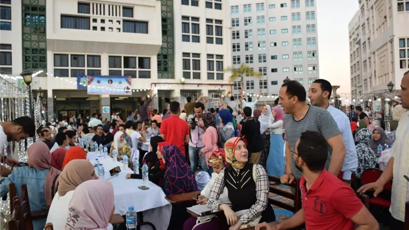 رئيس جامعة دمنهور يشارك الطلاب حفل الافطار