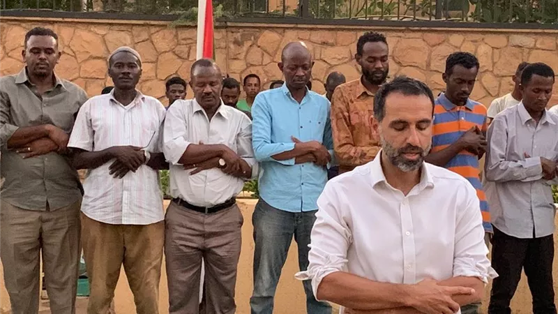 سفير بريطانيا في السودان يؤم المصلين أمام منزله.. صور