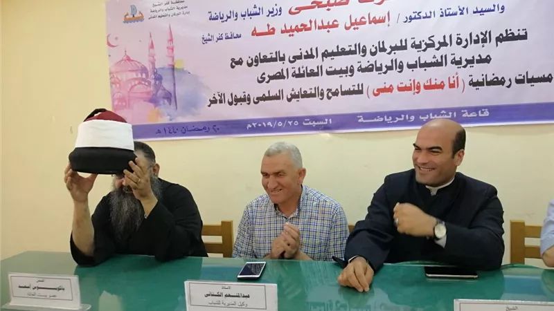 القمص ياكوبس يشكل علم مصر من عمامة الشيخ و ( فراجية ) الكاهن.. فى أمسية الشباب بكفر الشيخ