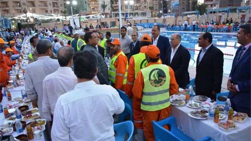 محافظ البحيرة يشارك عمال النظافة طعام الإفطار