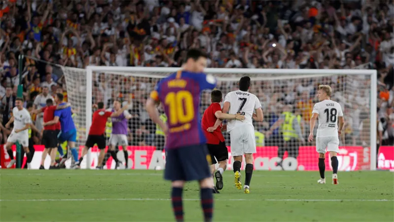 فالنسيا يفجر مفاجأة بالفوز على برشلونة وينتزع كأس ملك أسبانيا