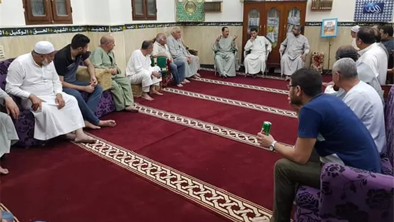 النويشى يلتقى أهالى غرب كوبرى الواسطى لعرض موقف الصرف الصحي