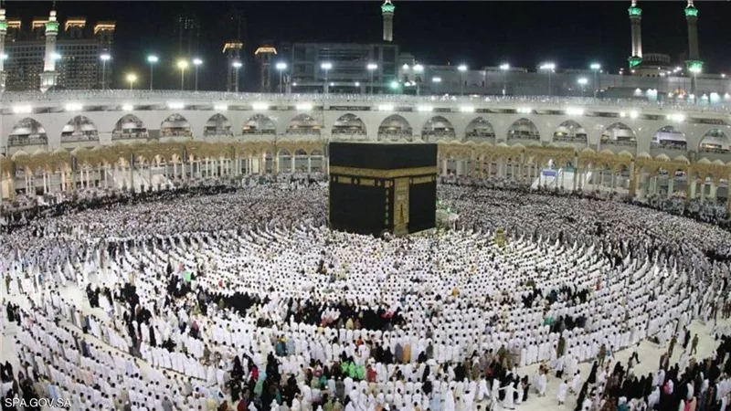 توافد الآلاف للمسجد الحرام في أولى العشر الأواخر من رمضان