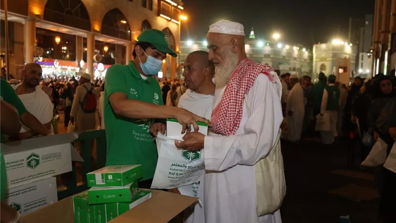 توزيع وجبات سحور مجاناً لقاصدى المسجد الحرام بمناسبة الـ10 الأواخر من رمضان