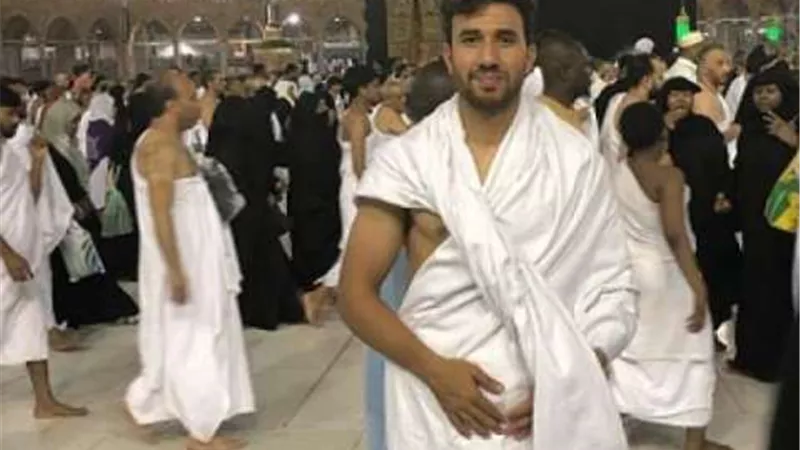 تريزيجيه يؤدي مناسك العمرة