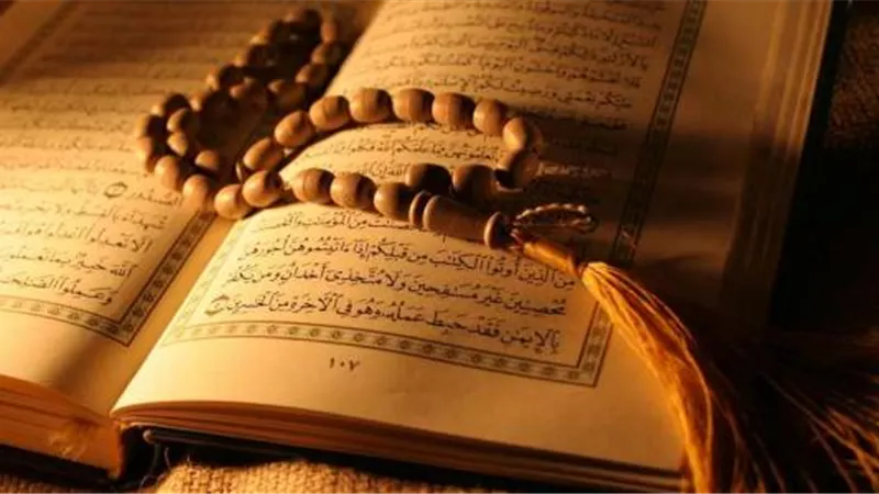 أيهما أفضل..قراءة القرآن أم الصلاة على النبي؟