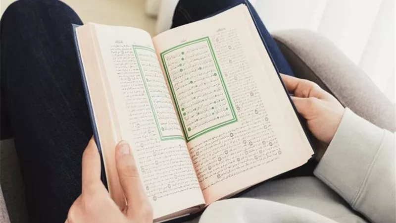 الإفتاء: قراءة القرآن الكريم مرتدياً الحذاء..جائز بشرط