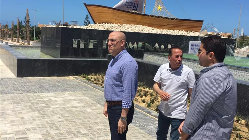 وزير الإسكان يتفقد مركز مارينا العلمين السياحى