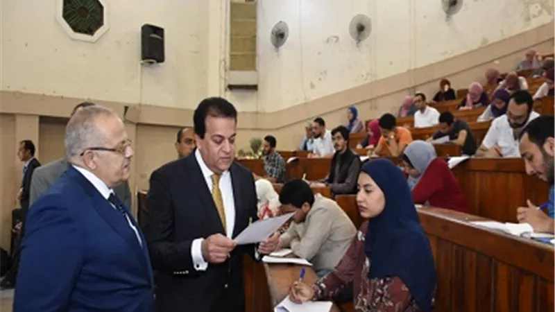 وزير التعليم العالي ورئيس جامعة القاهرة يتفقدان سير الامتحانات بالكليات