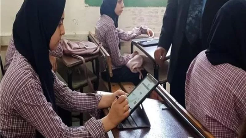 محافظ أسوان يتابع إنتظام سير إمتحانات الصف الأول الثانوى