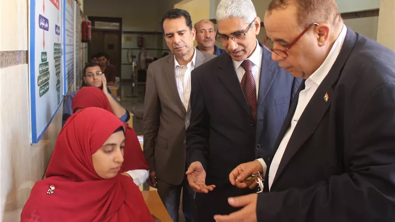 منصور يتفقد امتحانات الطب والهندسه و المعهد الفني الصحي والتمريض