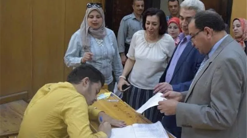 رئيس جامعة بني سويف يتفقد الإمتحانات بكلية الإعلام