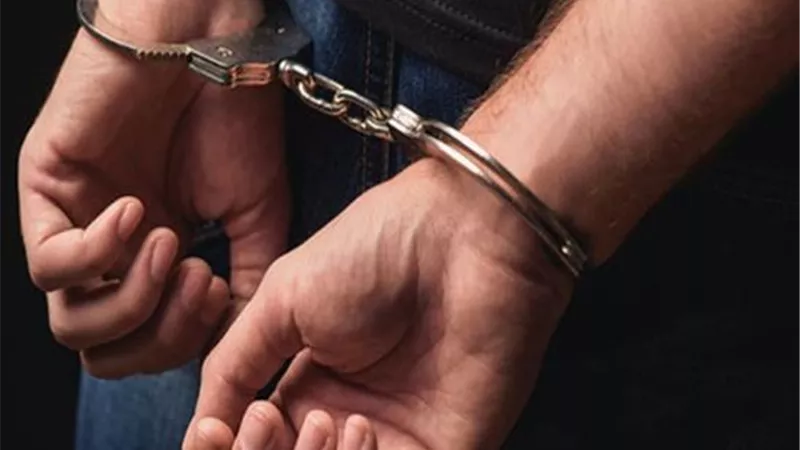 القبض علي مندوب مبيعات بحوزته حشيش بمركز الخارجة