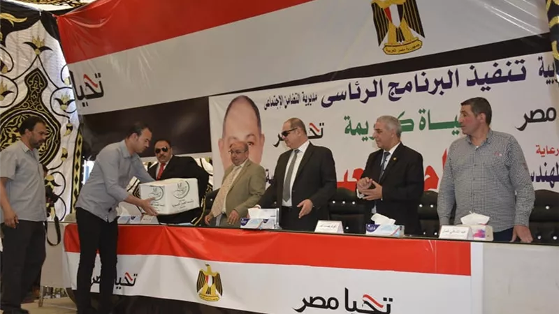 محافظ الغربية ٠٠يقدم المساعدات لأهالي قرية سلامون بمدينة بسيون ضمن المبادرة الرئاسية حياة كريمة