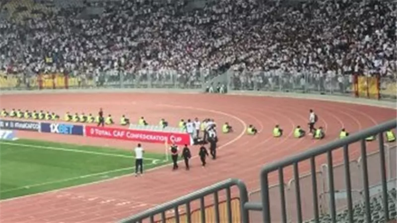 رئيس الزمالك يصل برج العرب لمتابعة نهائي الكونفدرالية