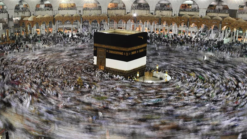 ظاهرة نادرة تشهدها الكعبة خلال ساعات