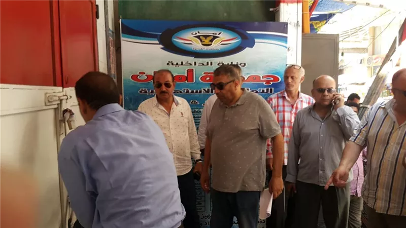 المحافظ يغلق منفذ لتوزيع اللحوم ببورسعيد