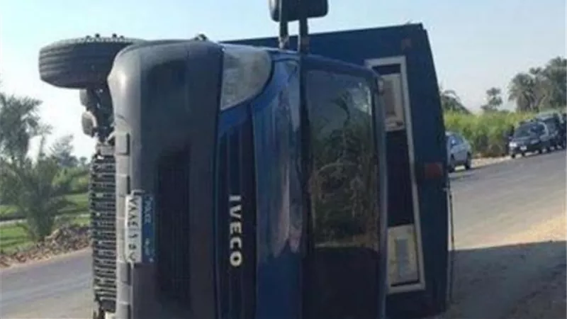 أصابة ٣ فى انقلاب سيارة شرطه ببنى سويف