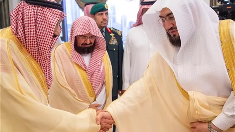 خادم الحرمين يستقبل السديس و أئمة ومؤذني المسجد الحرام