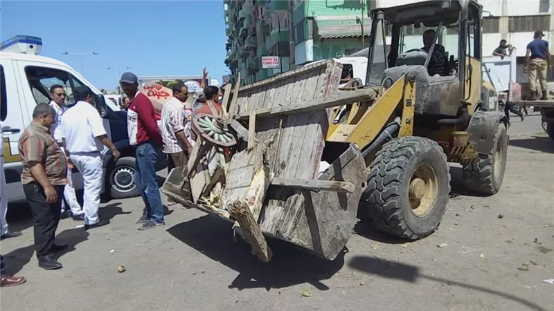 إزالة السوق العشوائى محيط مسجد سرحان بضواحى بورسعيد.. صور